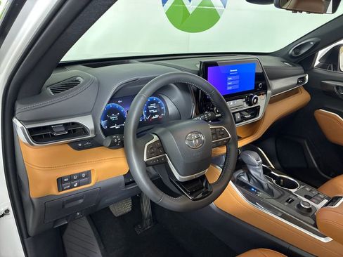 Used 2025 Toyota Highlander Platinum AWD/4WD image 13