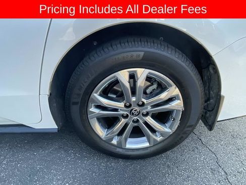 Used 2022 Toyota Sienna Platinum AWD/4WD image 3