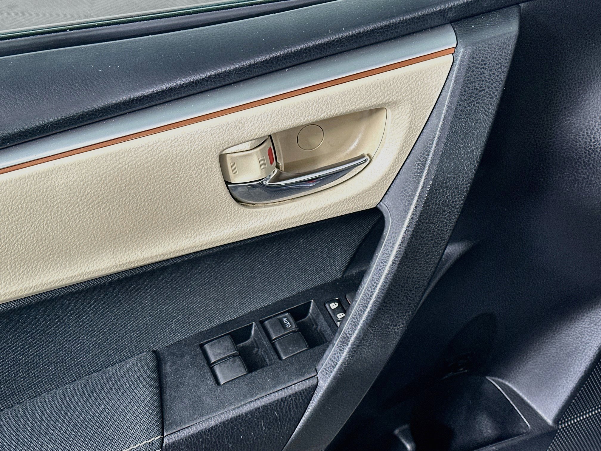 Used 2014 Toyota Corolla LE FWD image 15