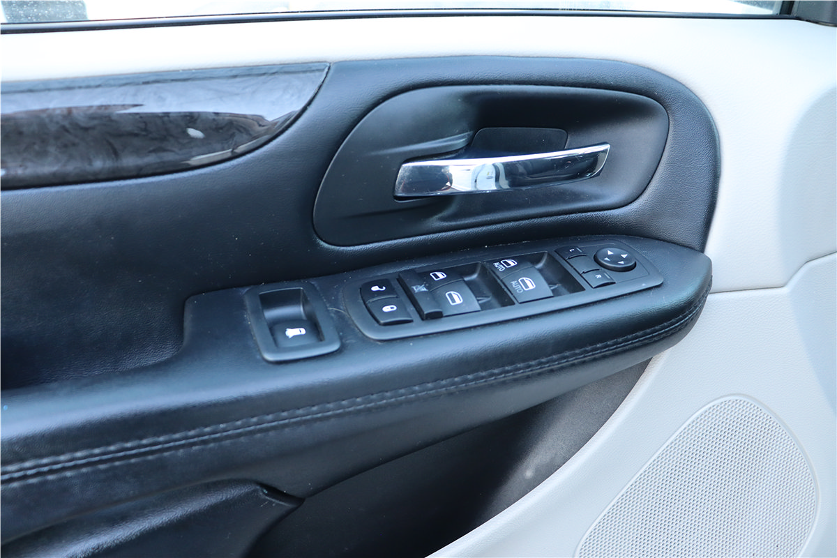 Used 2019 Dodge Grand Caravan SE FWD image 24