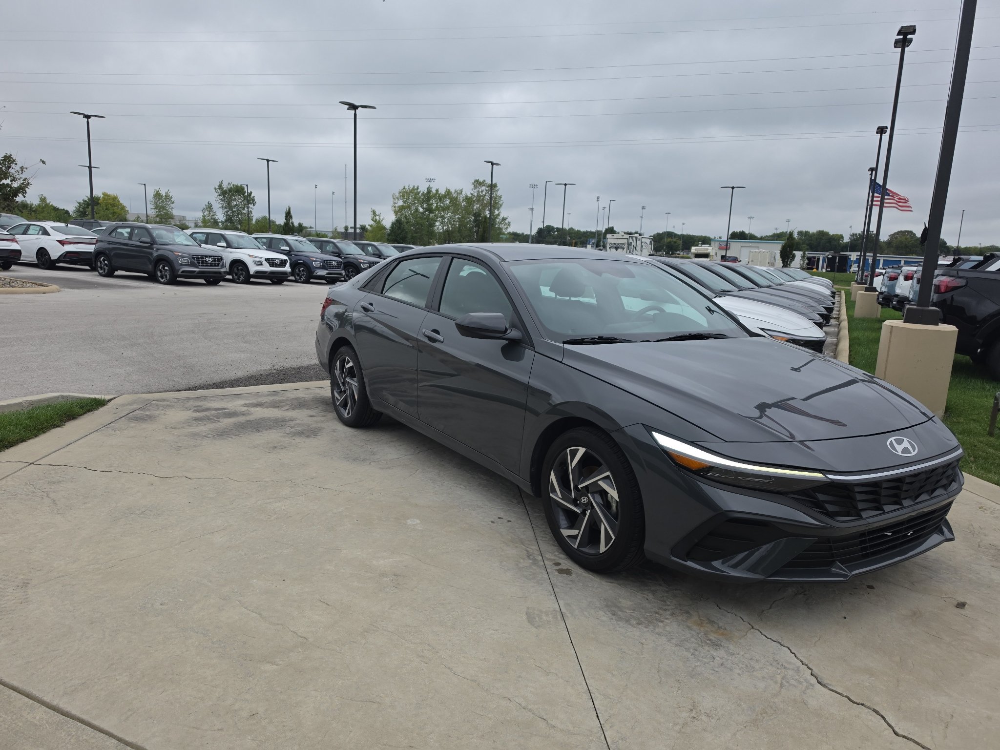Used 2025 Hyundai Elantra Sport FWD image 3
