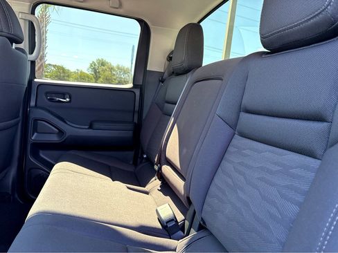 Used 2024 Nissan Frontier SV w/ Tow Package RWD image 18
