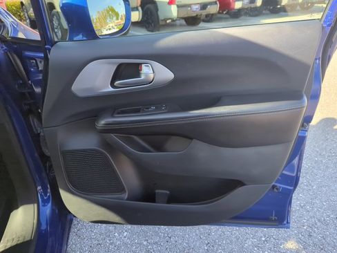 Used 2018 Chrysler Pacifica Touring-L image 26