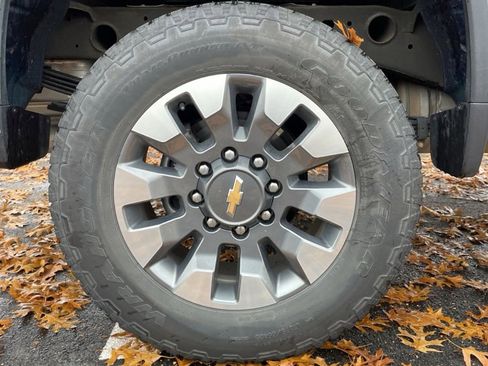 Used 2021 Chevrolet Silverado 2500 Custom w/ Custom Value Package image 12