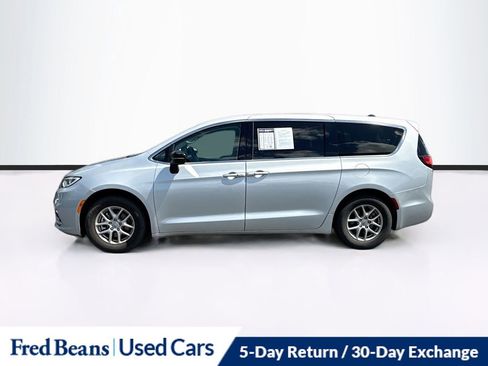 Used 2024 Chrysler Pacifica Touring-L FWD image 4