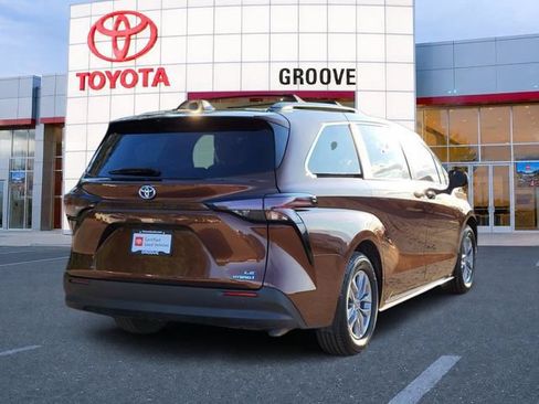 Used 2024 Toyota Sienna LE FWD image 6