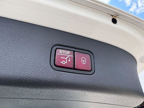 Used 2023 Mercedes-Benz GLC 300 4MATIC image 12