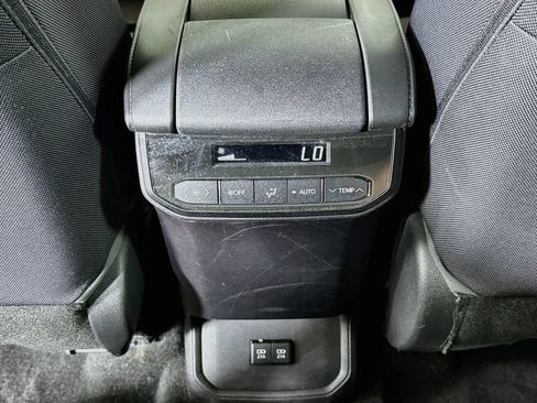 Used 2021 Toyota Highlander LE AWD/4WD image 23