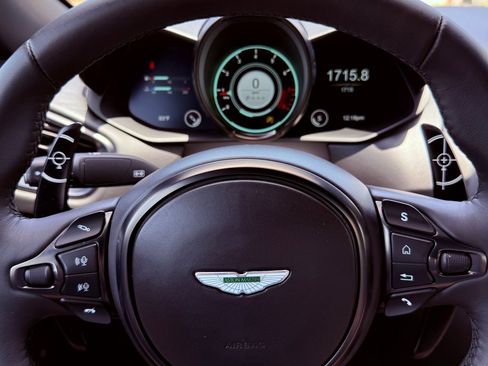 Used 2021 Aston Martin V8 Vantage Coupe image 35