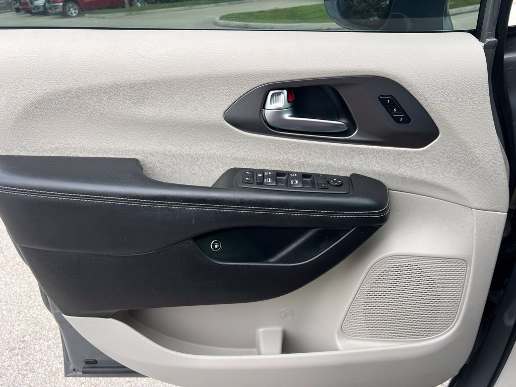 Used 2022 Chrysler Pacifica Touring-L w/ Uconnect Theater Family Group FWD image 50