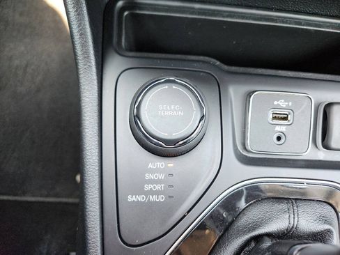 Used 2020 Jeep Cherokee Limited AWD/4WD image 25