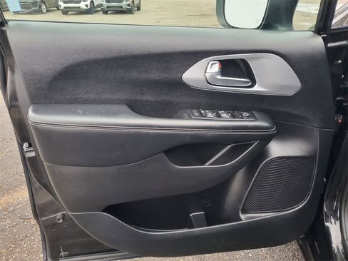 Used 2019 Chrysler Pacifica Touring Plus w/ S Appearance Package image 8