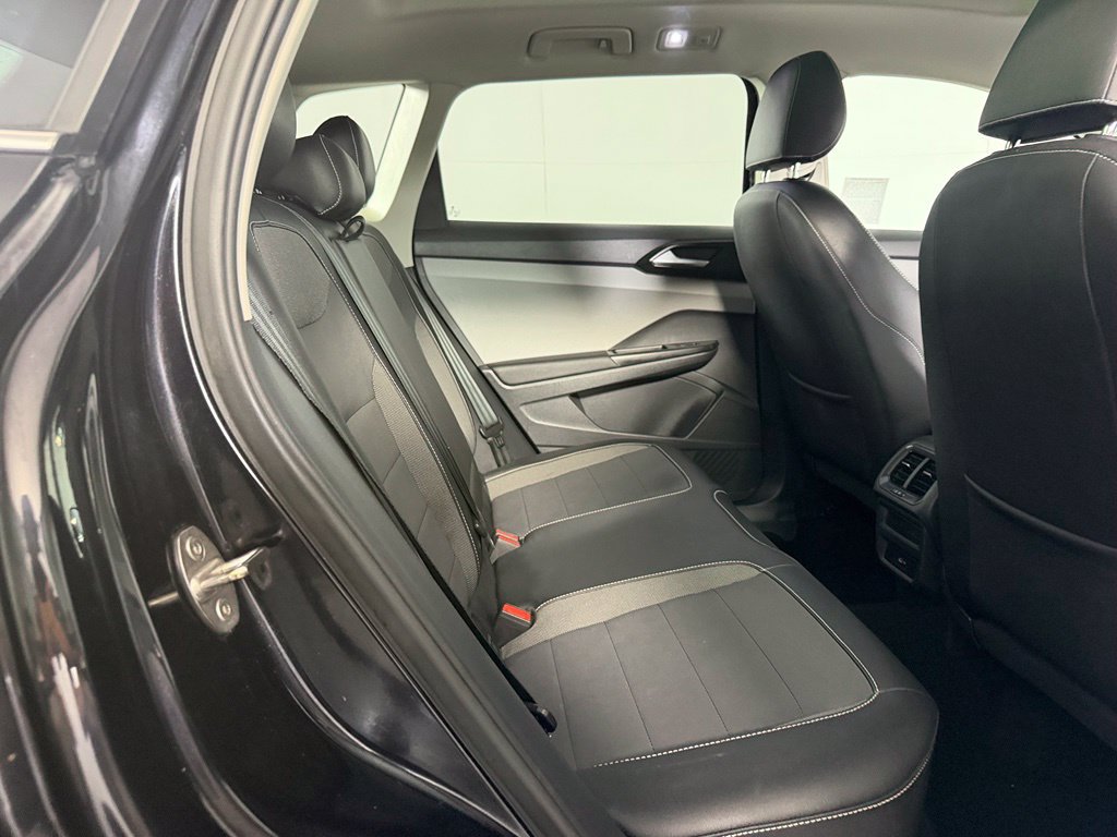 Used 2023 Volkswagen Taos SE w/ Panoramic Sunroof Package FWD image 19