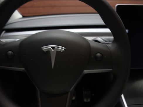 Used 2020 Tesla Model Y Long Range image 35