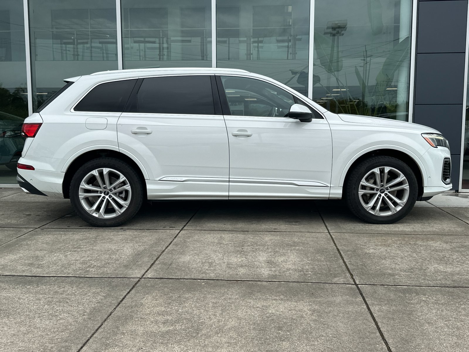 Used 2025 Audi Q7 3.0T Premium Plus AWD/4WD image 3