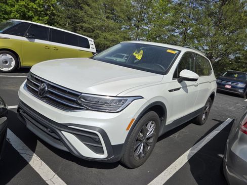 Used 2023 Volkswagen Tiguan SE w/ Panoramic Sunroof Package image 1