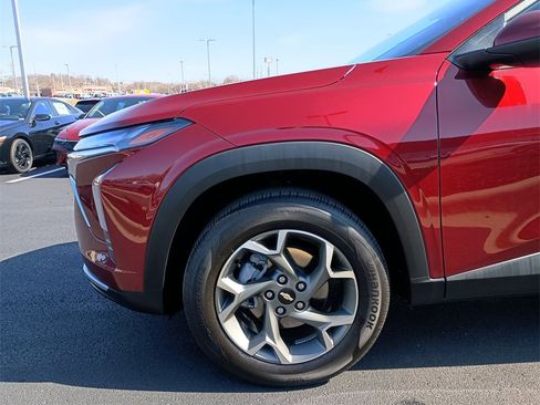 Used 2025 Chevrolet Trax LT w/ LT Convenience Package image 16