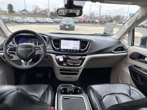 Used 2023 Chrysler Pacifica Touring-L image 23