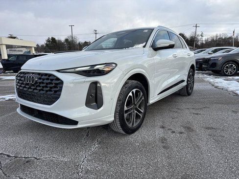 Certified 2025 Audi Q5 Premium w/ Convenience Package image 1