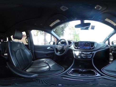 Used 2025 Chrysler Pacifica Limited FWD image 40