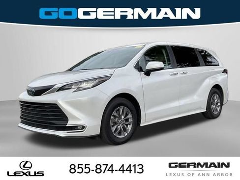 Used 2023 Toyota Sienna XLE FWD image 1