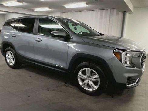 Used 2024 GMC Terrain SLE image 2