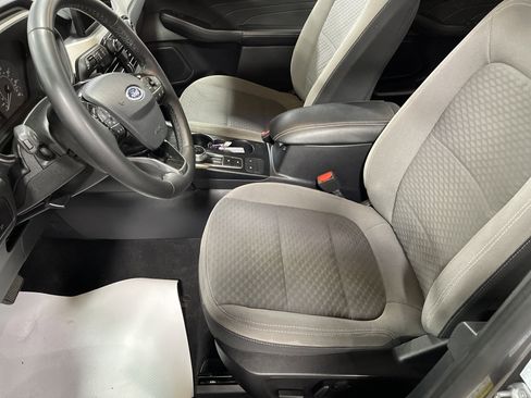 Used 2022 Ford Escape SE w/ SE Sport Appearance Package image 9