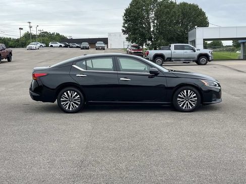 Used 2025 Nissan Altima 2.5 SV FWD image 3
