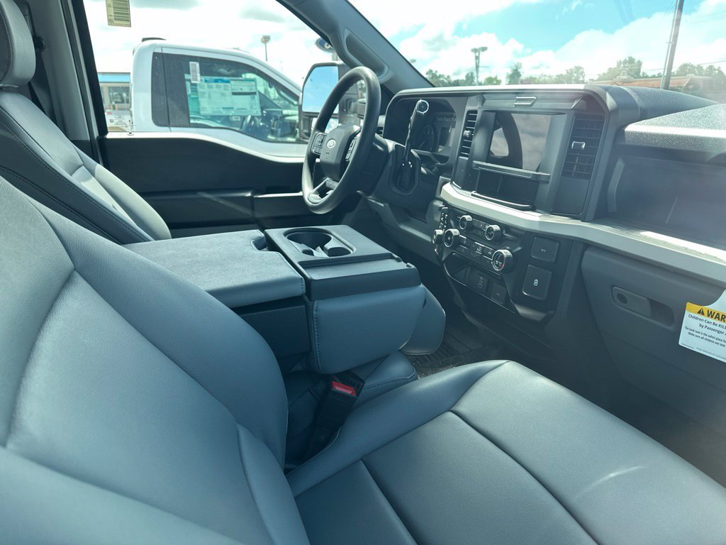 New 2026 Ford F550 4x4 Crew Cab image 3