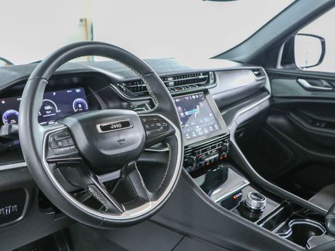 Used 2023 Jeep Grand Cherokee Altitude AWD/4WD image 22