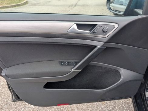 Used 2017 Volkswagen Golf S image 9