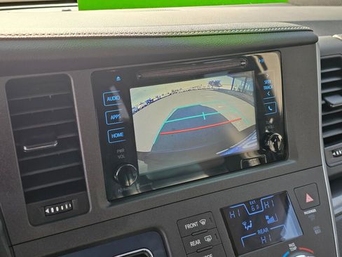 Used 2015 Toyota Sienna SE w/ SE Preferred Package FWD image 29