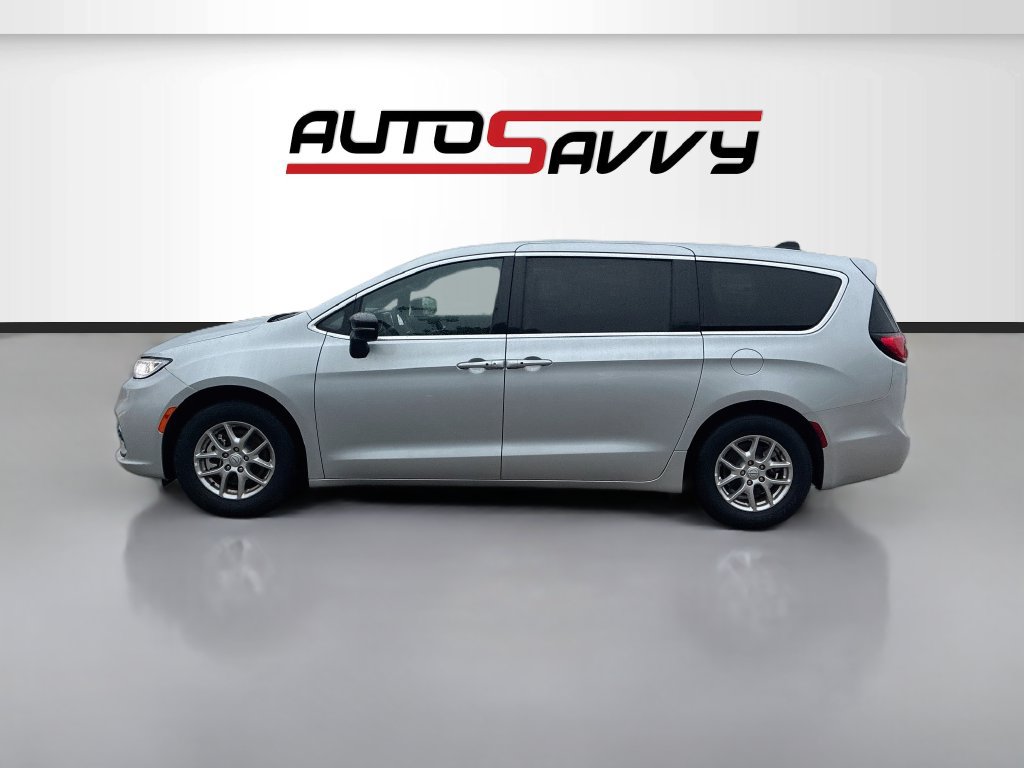 Used 2026 Chrysler Pacifica Select FWD image 4