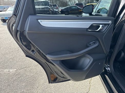 Used 2017 Porsche Macan Turbo image 30