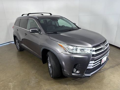Used 2019 Toyota Highlander XLE AWD/4WD image 7