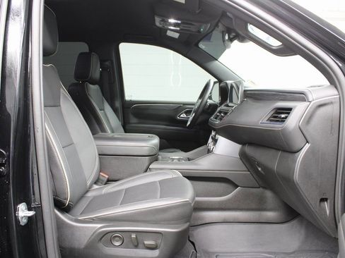 Used 2024 GMC Yukon XL SLT w/ SLT Luxury Package image 32