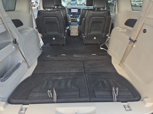 Used 2024 Chrysler Pacifica Touring-L image 55