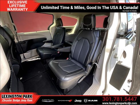 Used 2024 Chrysler Pacifica Touring-L FWD image 21