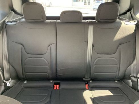 Used 2019 Jeep Renegade Latitude FWD image 29