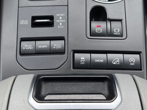 Used 2021 Toyota Highlander XLE AWD/4WD image 29