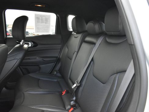 Used 2026 Jeep Compass Latitude AWD/4WD image 16
