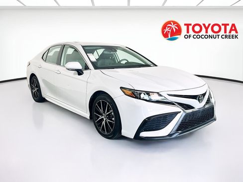 Used 2024 Toyota Camry SE w/ Convenience Package FWD image 1