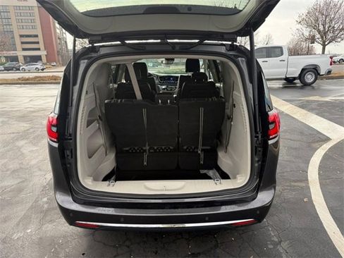 Used 2023 Chrysler Pacifica Touring-L image 5