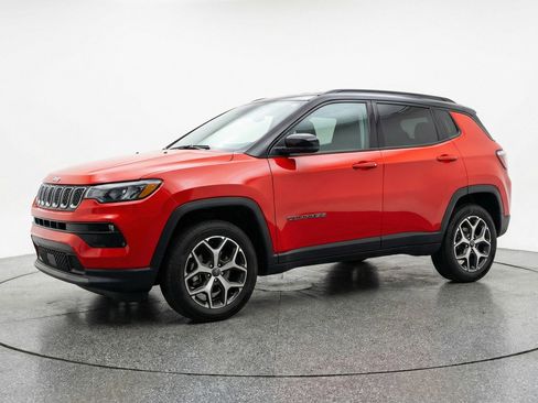 Used 2025 Jeep Compass Limited image 3