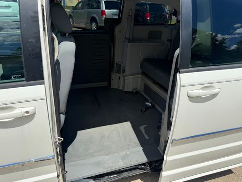 Used 2010 Dodge Grand Caravan SXT w/ Trailer Tow Group FWD image 25