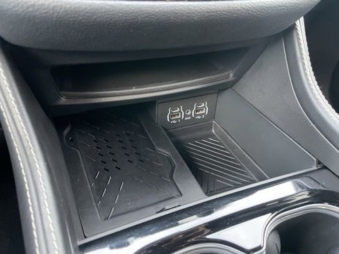 Used 2025 Chrysler Pacifica Limited image 13