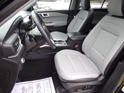 Used 2021 Ford Explorer Sport XLT w/ XLT Sport Appearance Package image 2