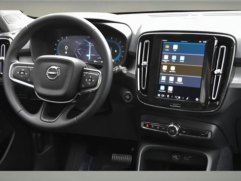 Certified 2025 Volvo XC40 B5 Ultra w/ Protection Package Premier image 14