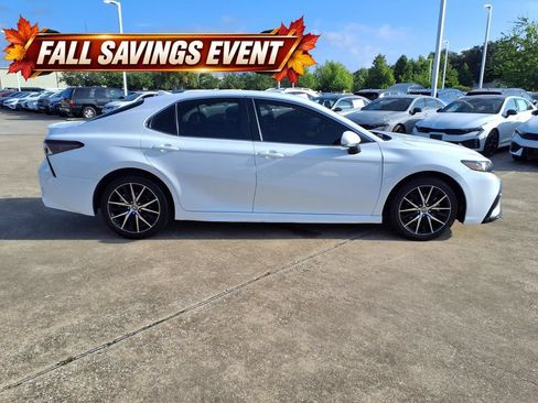 Used 2024 Toyota Camry SE FWD image 6