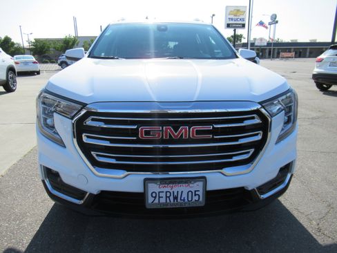 Used 2023 GMC Terrain SLT image 3